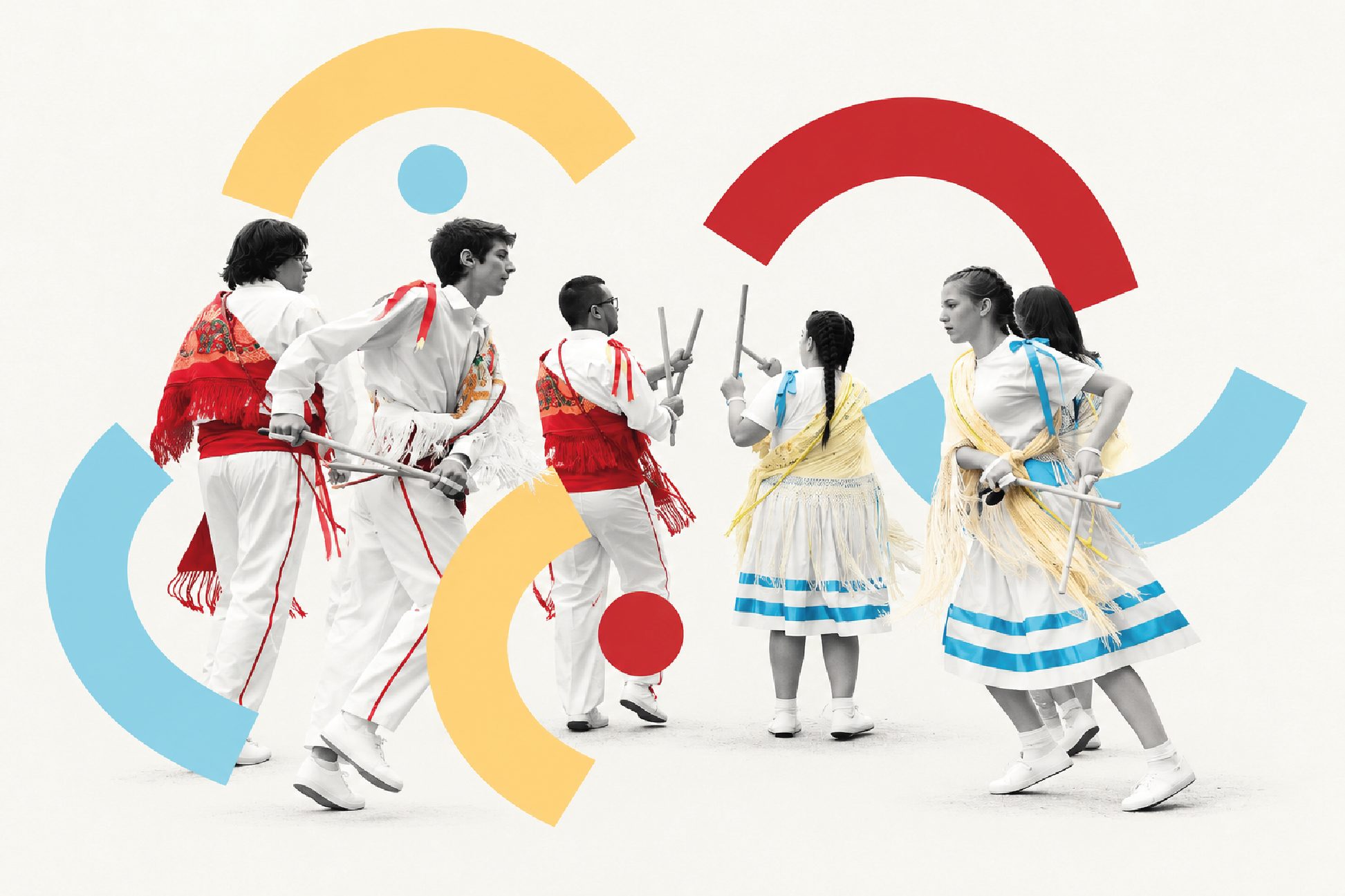 Fotografía en blanco y negro de danzantes tradicionales con arcos de colores
